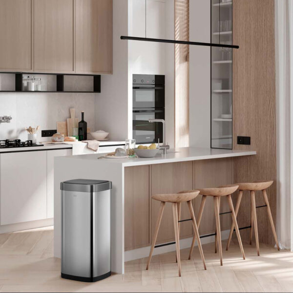 Современное сенсорное мусорное ведро экономичной линии EKO, модель EK9259 MT-35L в интерьере